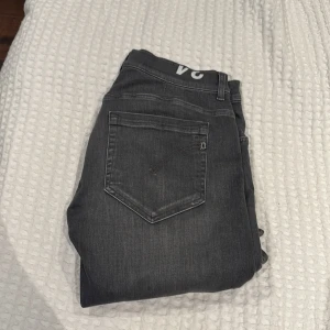 Dondup jeans George  - Tja säljer dessa snygga dondup jeans som är lite använda alltså är skicket 8,5/10. Storleken är 34 
