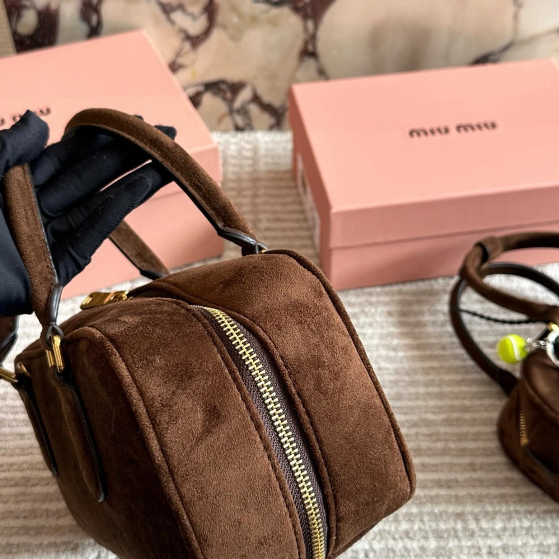 Brun handväska i mocka - 1