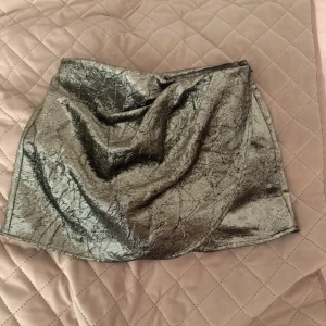 Zara kjol/shorts - Säljer denna skitsnygga Zara kjol/shorts då den var förliten. Dom är perfekta inför fest eller nyår och är endast testade.