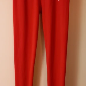 Röda leggings storlek XL - Röda leggings i storlek XL, Köpta i Turkiet. Liten tråd på mudden i midjan bak som syns på bild annars fint skick.