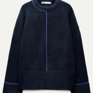 Mörkblå stickad tröja från Zara - Snygg mörkblå stickad tröja från Zara med ljusblå sömmar framtill och vid ärmsluten. Tröjan har en loose passform och långa ärmar. Verkligen jätte mysig!