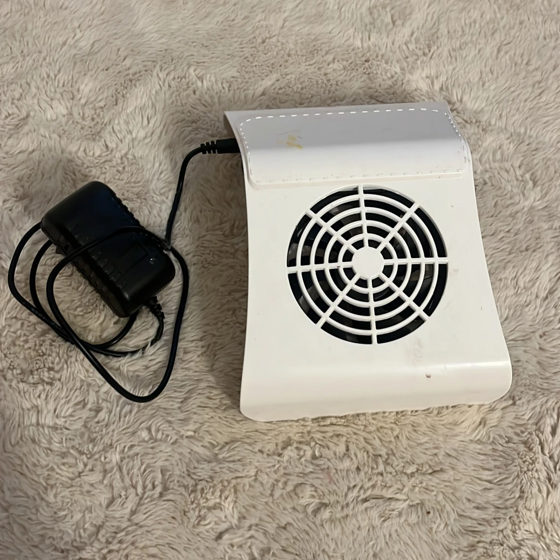 Elektrisk dammsugare för naglar