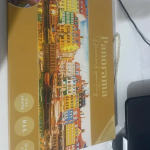 Panorama Diamond Painting - Upptäck kreativitet med denna DIY diamond painting! Skapa ett färgstarkt panorama av stadshus med kristaller. Perfekt för dig som gillar pyssel och vill ha en rolig och avslappnande hobby. Passar både nybörjare och erfarna kreatörer.