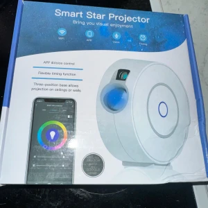 Smart Star Projector - Smart Star Projector som ger visuell njutning. Den har APP och röststyrning, flexibel timerfunktion och en trepositionsbas som möjliggör projektion i tak eller på väggar. Den har WiFi, APP, röststyrning och timerfunktion. Nebula färg: färgglad/450nm. Kontroll via Amazon Alexa, Google Home, APP. Smart Star Projector med WiFi, app- och röststyrning. Skapa stämningsfulla stjärnhimlar på väggar eller tak. RGB-färgval, flexibla timerfunktioner och kompatibel med Alexa och Google Home. 🎁 