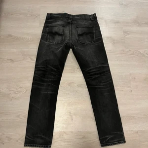 HELT NYA NUDIE JEANS - Säljer ett par nya oanvända nudie jeans i storleken 31/30. Modell Lean Dean!  Lappen är tyvärr borta. Sjuk fade på jeansen och små slitningar som gör jeansen ännu snyggare! Skriv vid frågor ⚜️⚜️