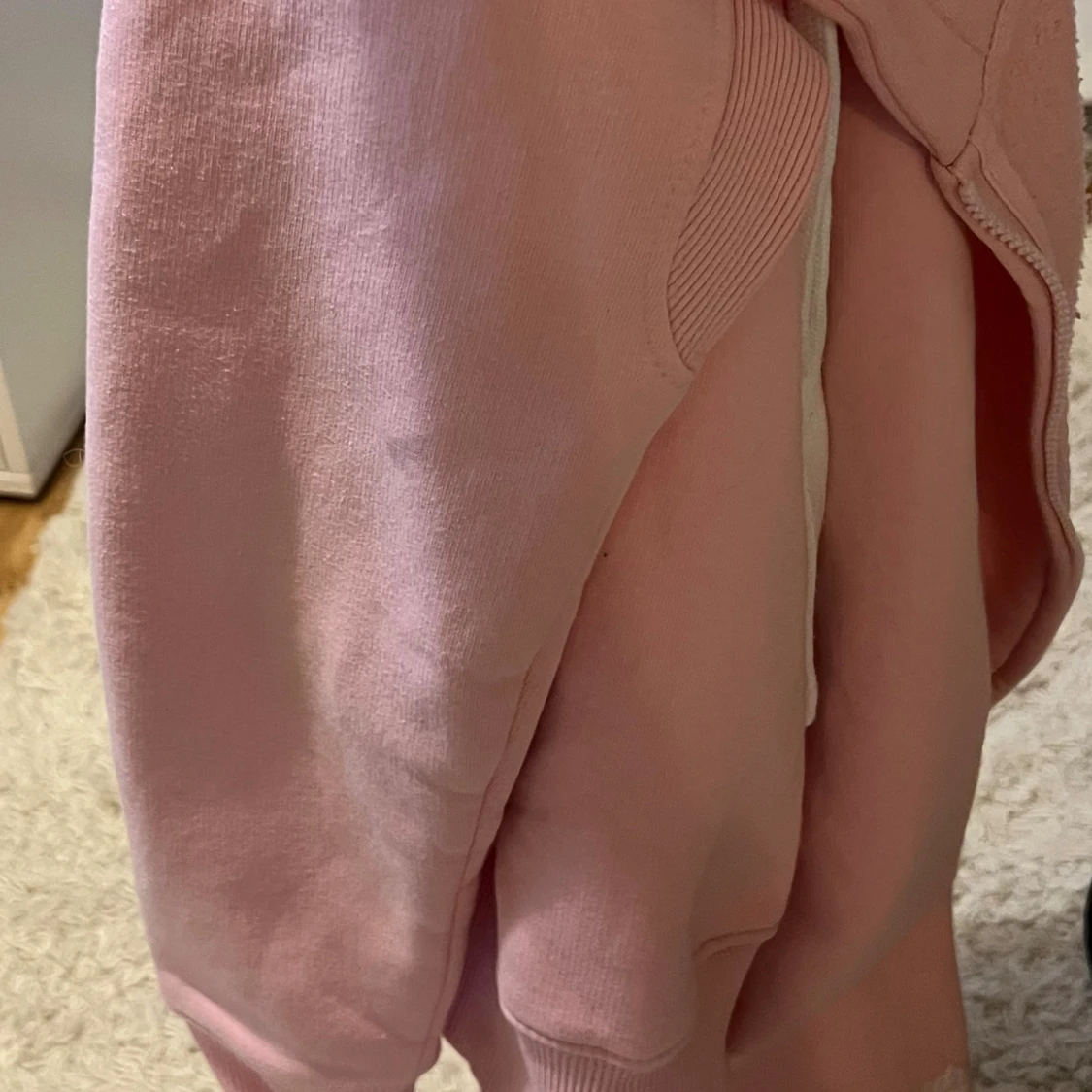 Ljusrosa hoodie från Russemerch  - 4