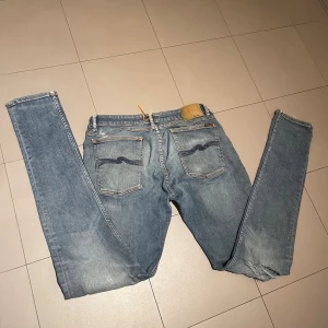 Nudie jeans  - Riktigt feta Nudie jeans med slitningar!!!!! Skriv vid minsta fråga eller fundering.
