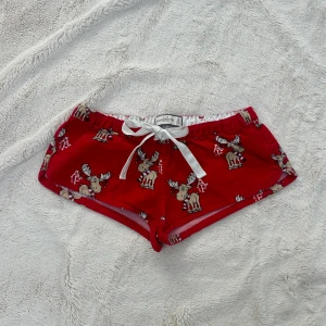 Abercrombie & fitch lågmidjade vintage shorts  - Ett par shorts från Abercrombie & fitch i storlek XS. 100% bomull. Sällsynt modell. Jag fraktar inom 24h. Se liknande plagg i min profil! 
