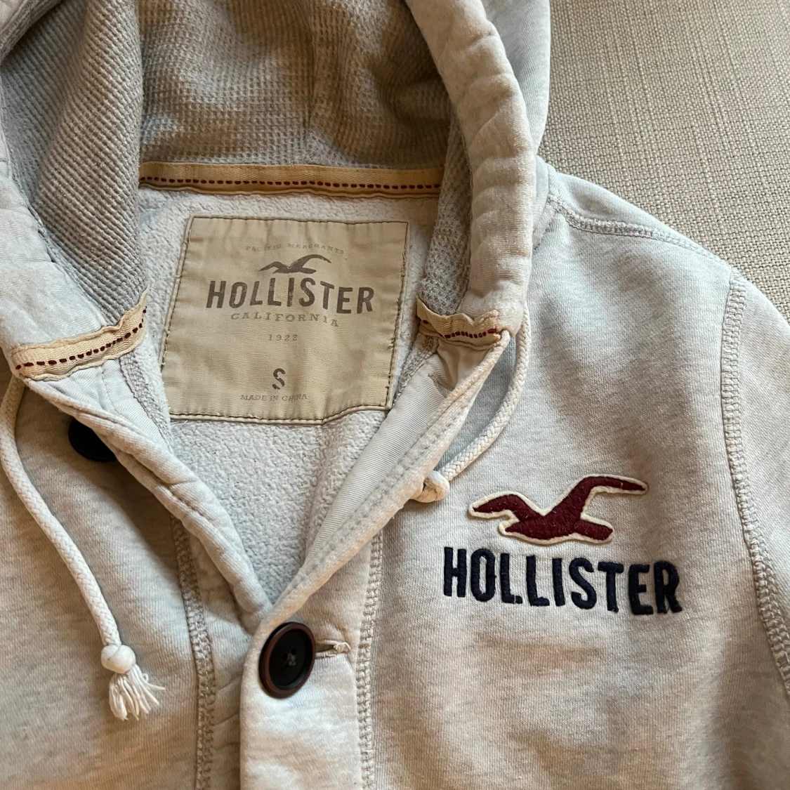 Grå hoodie från Hollister med knappar - 1