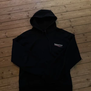 Balenciaga hoodie - Storlek M sitter som en M. Fint skick inga skador eller liknande. Givetvis äkta, har inga tags eller tillbehör.