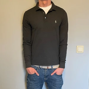 Ralph Lauren Långarmad Piké - Hej! Säljer en svart långärmad pikétröja från Ralph Lauren. Skick 9/10✅, använde fåtal gånger. Nypris 1349, Mitt pris 429!!! Hör av dig vid minsta fundering!