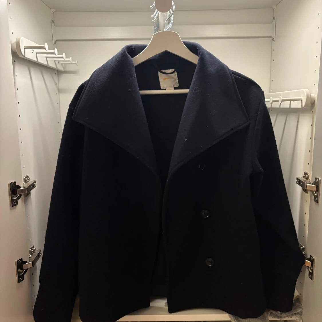 Svart skepparkavaj med bred krage - 2