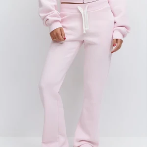 Mjukisbyxor från gina - Säljer mina ljusrosa mjukisbyxor från Gina. De är endast använda få tal gånger och är därför i väldigt bra skick. Ifrån 14+ avdelningen storlek xxs