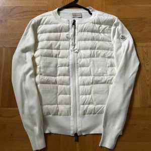 Moncler cardigan dam  - Säljer denna jättefina Moncler cardiganen i mycket fint skick, kvitto finns, priset kan diskuteras vid snabb och smidig affär💕kom gärna med bud 