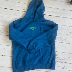 Blå hoodie med tryck  - Blå hoodie med tryck 