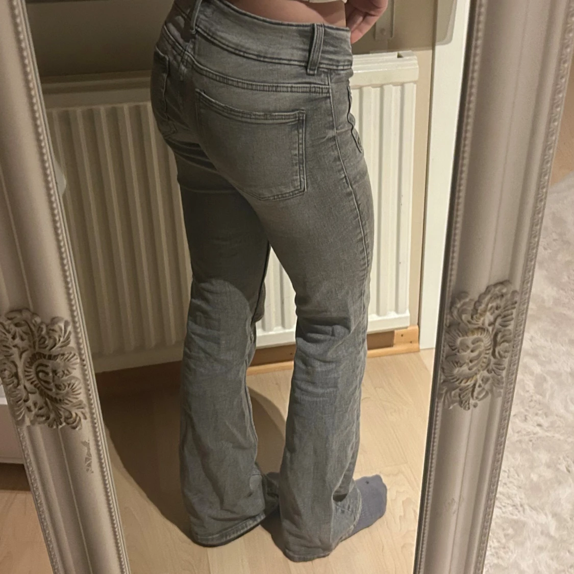 Gråa jeans med utsvängda ben och stora fickor - 3