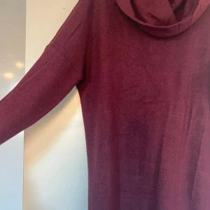 Vinröd polotröja från Only - Mysig vinröd polotröja från Only med lång ärm och lös passform. Tröjan har en stor, mjuk polokrage och är tillverkad i ett stickat material som passar perfekt för kyligare dagar. 🌷Lång tröja från Only, i väldigt bra skick storlek xs men den passar upp till storlek M. 🌷Djur och rökfritt hem. 🌷Bundle rabatt.                         🌷Accepterar rimliga bud.