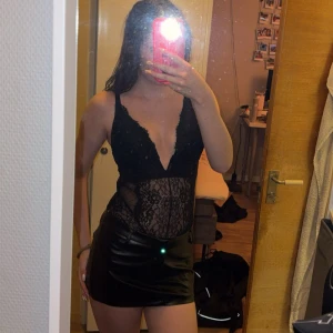 Svart spetsig korsett med djup v-ringning - Nyskick! Köpt här på vinted men passade tyvärr inte mig vid bysten😅❤️ passar någon med B eller C kupa, den är i storlek 42 men sitter som en XS-S! perfekt för utekväll eller fester!🥰❤️