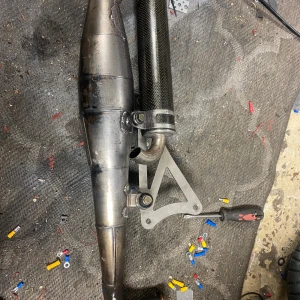 Yasuni Racing Avgassystem - Yasuni Racing avgassystem med expansion pipe och kolfiber slutburk. Passar moped eller scooter. Synligt svetsad, viss yttre patina och mindre repor, men i gott bruksskick. Perfekt för dig som vill öka prestandan och få sportigt ljud.