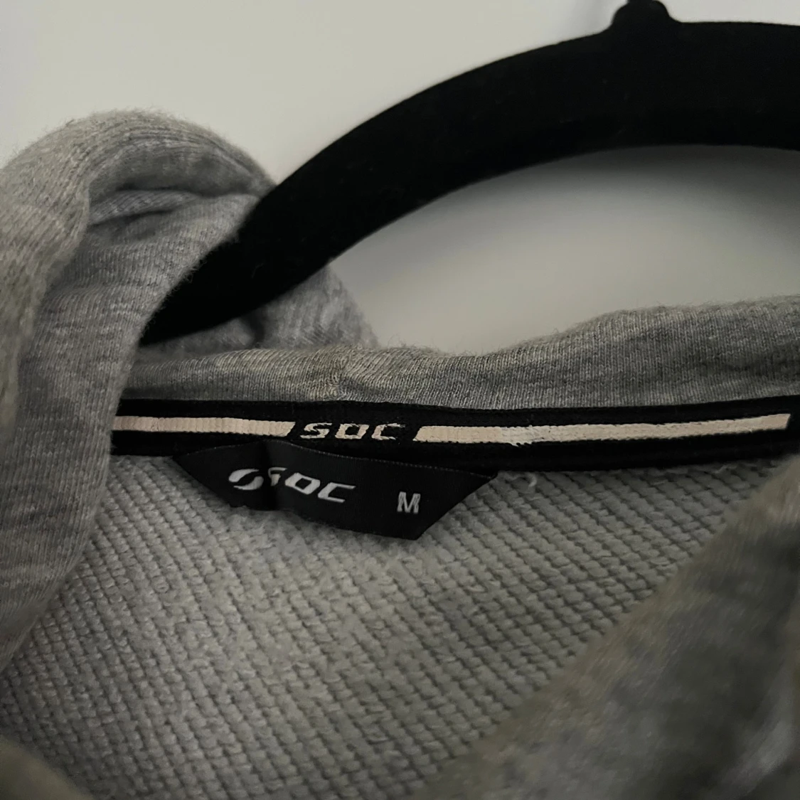 Grå hoodie från SOC med huva - 2