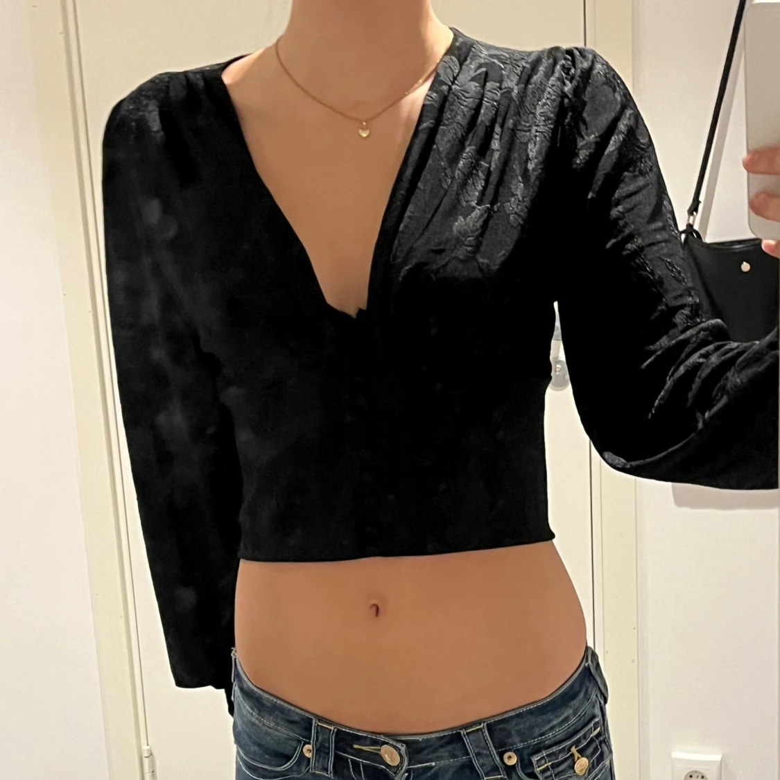 Svart croppad blus med v-ringning - 1