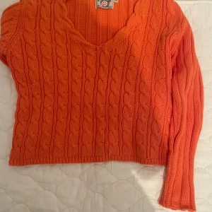 Orange stickad - Orange kabelstickad köpt second hand!