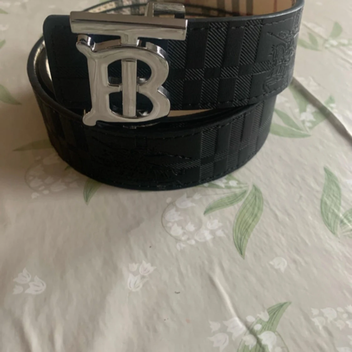 Burberry bälte med B-spänne