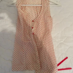 Prickig topp  - Gammal prickig topp ifrån hm med röda knappar köpt second hand!