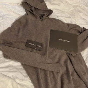 Stickad hoodie - Sprillans ny stickad hoodie från Oscar Jacobsson, så inge defekter alls! Köpt till höst/vinter men inte kommit till så mycket användning, haft den bara nån gång. Kan absolut gå lägre vid snabb affär🙏🏻