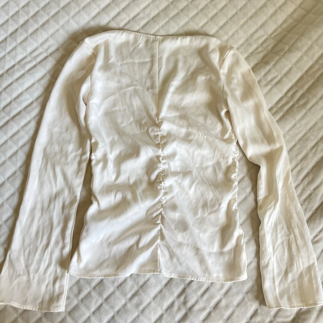 Vit/cremevit v-ringad volangblus HM - 1