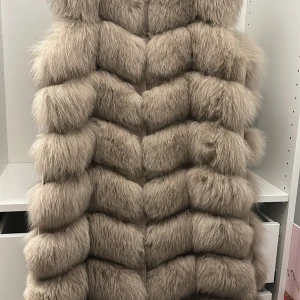 Pälsväst - Lång päls väst med 2 fickor.  Nytt skick Använd 2-3 tillfällen. Kontakta för fler bilder vid intresse   Ny pris : 16000kr  Mitt pris : 6999kr  Pirs kan diskuteras! 