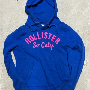 Hollister hoodie - Säljer nu denna extremt eftertraktade och sällsynta hollister hoodie! Grymt skick, inga defekter - ser exakt ut som på bilderna! Storlek S! Skriv gärna vid frågor 💬✌️