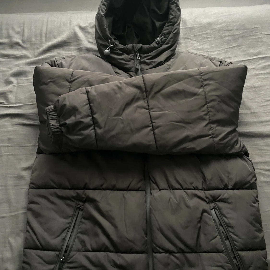 Svart pufferjacka med huva - 1