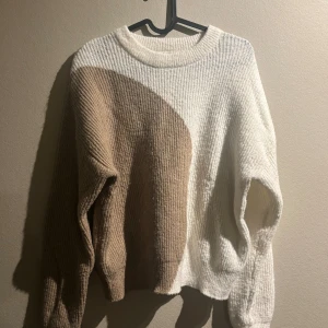 Beige och vit stickad tröja NA-KD - Säljer en stickad tröja från NA-KD i storlek XS. Tröjan har ett coolt blockmönster i beige och vitt, rund hals och ribbade muddar. Materialet är mjukt och mysigt, perfekt för lager-på-lager under hösten och vintern. Långärmad och loose fit för chill vibe. Man får skriva vid frågor❣️köparen får stå för frakten ❣️