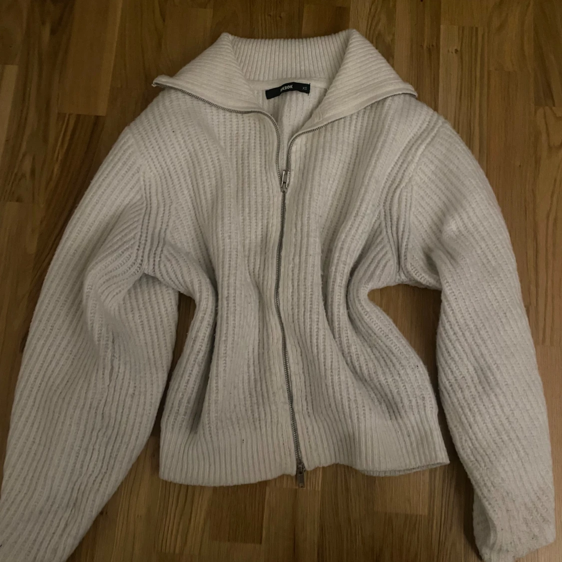 Vit ribbad kofta med dragkedja från BikBok - 2