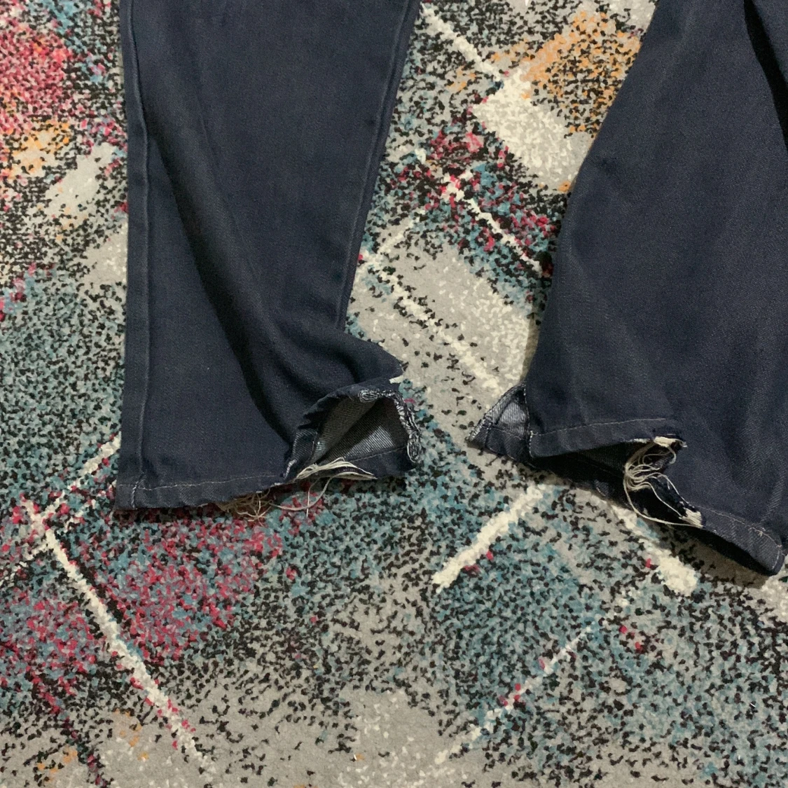 Mörkblå jeans med slitna detaljer - 1