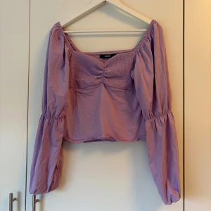 Lila topp - Superfin lila topp från bikbok i storlek S, köpt för längesedan och sällan använd, i bra skick 
