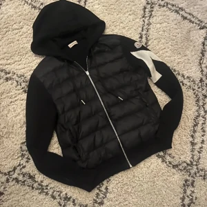 Monclear cardigan - Säljer denna feta Monclear cardigan, den har nft men Tyvär inget kvitto längre då jag har slarvat bort det har försökt leta. Köpte för ett tag sedan, det ända med den är den lilla fläcken på 3 bilden som 100 procent går att tvätta bort. Storlek S o passar om du är runt 175 cm lång!!! Vid fler frågor eller funderingar är det bara att höra av sig!!..