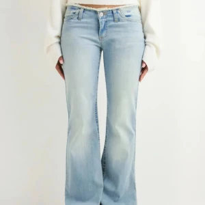 Nelly bootcut jeans - Snygga ljusblå jeans med bootcut passform och klassisk femficksdesign. Jeansen har låg midja och är tillverkade i mjukt denim-material som ger en skön känsla. 