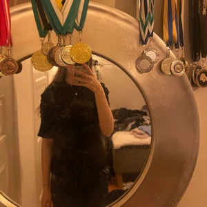 Svart topp med puffärmar från Lindex  - Svart topp från Lindex med snygga puffärmar och rund halsringning. Använd endast 2 gånger.