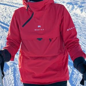 Skidjacka Montec - Säljer min röda skidjacka från Montec i storlek M. Jackan har en stor luva som går över hjälmen, en stor ficka på magen med lock och dragkedjor på sidan och vid halsen! Den är använd två vintrar 3 dagar var.. den är i väldigt bra skick, förutom en liten reva på fickan på magen och ett svagt mörkt märke på ryggen. Nypris 2599. ⛷️❄️