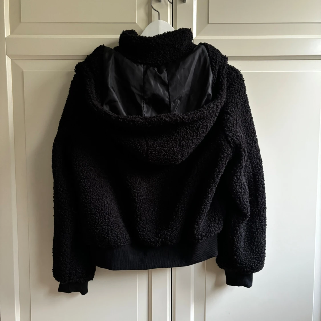 Svart teddyjacka med luva  - 5