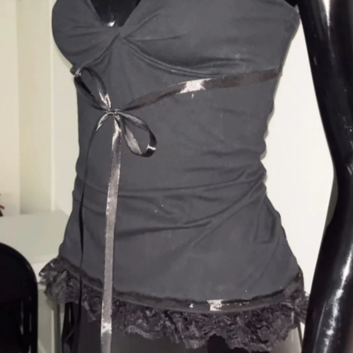 Svart linnetopp med rosett och spets - 1