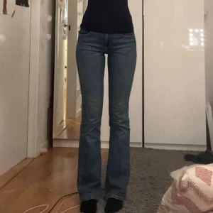 Lågmidjade jeans - De är w25 L32.☺️