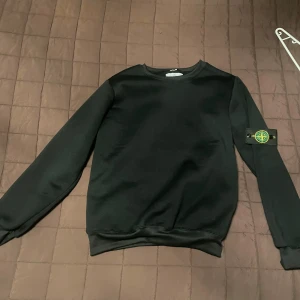 Svart Stone Island sweatshirt - Stone Island svart sweater aldrig använd. Priset kan diskuteras 