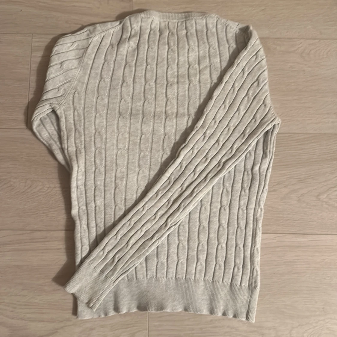 Ljusgrå kabelstickad tröja från Gant - 1