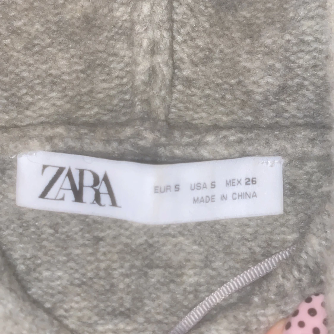 Grå stickad hoodie från Zara - 1