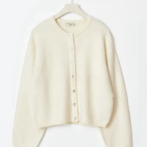 Krämvit kofta från Gina tricot  - Supermjuk vit kofta i wool blend, använd 2 gånger och är i super fint skick. Nypris är 399kr 