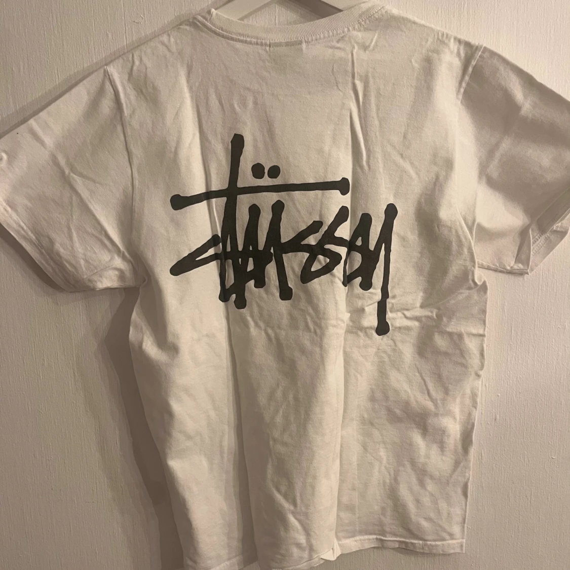 Vit Stüssy t-shirt med logga