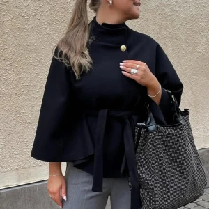 Missay poncho  - Blair Svart poncho från missay. Den är onesize och super fin. Har endast använt den en gång så den är iprincip i nyskick. 